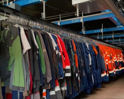 Stockage des vêtements sur barres primaires avant d'être trié automatiquement